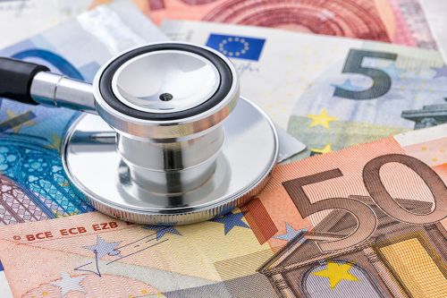 Foto: Stethoskop auf Geldscheinen